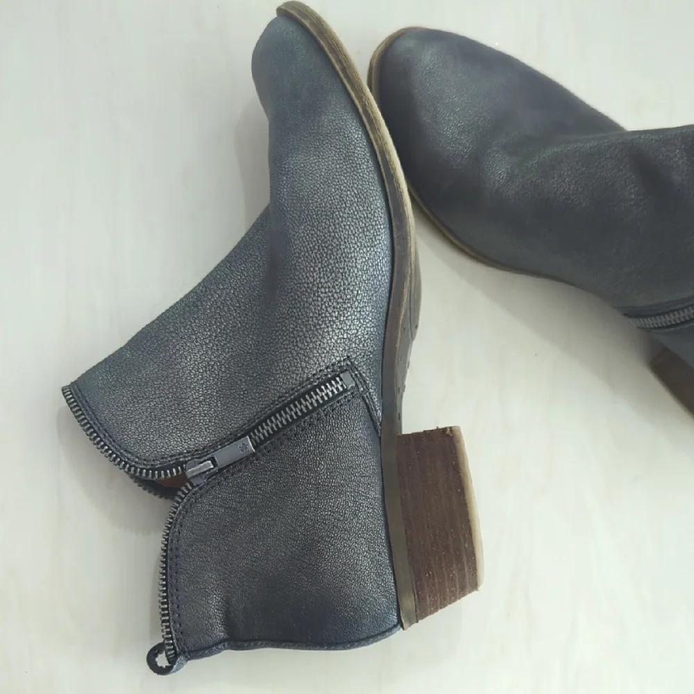 Lucky 🍀 Brand - Gunmetal Silver Booties - Picture 3 of 10
